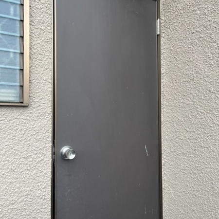 玄関の鍵開け作業前写真